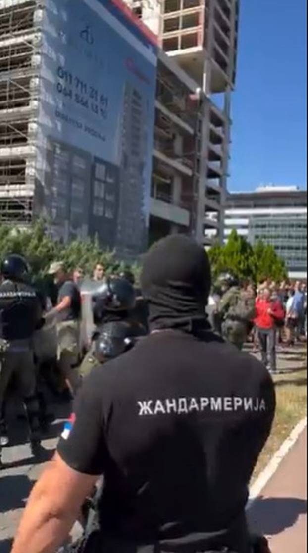 FOTO Vučić pozvao građane na vojnu paradu, pa im zabranio prilaz?! Seagal s Anom Brnabić