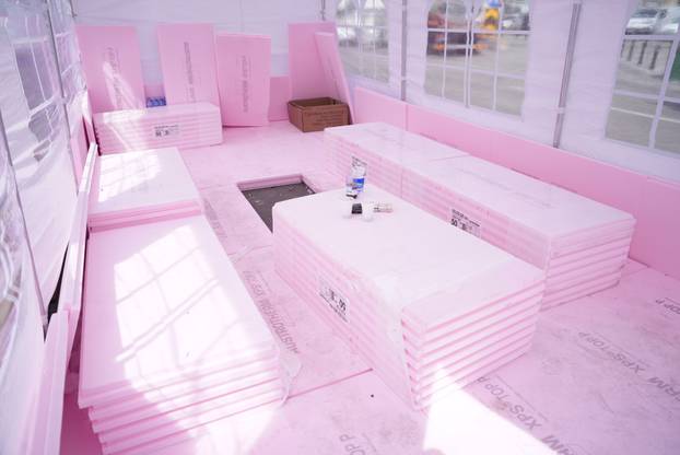 Beograd: Pripreme za trodnevni skup Pokreta za narod i drzavu ispred Narodne skupštine 