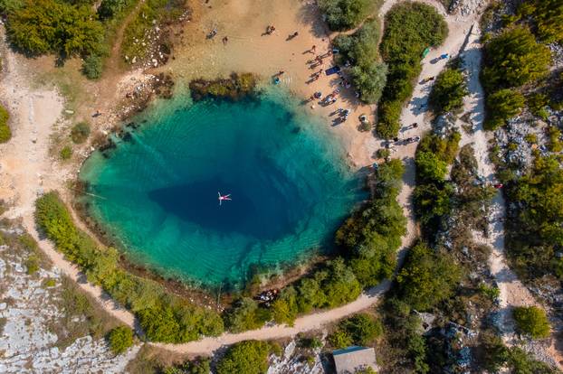 Pogled iz zraka na Veliko vrilo Cetine, zeleno oko Dalmacije