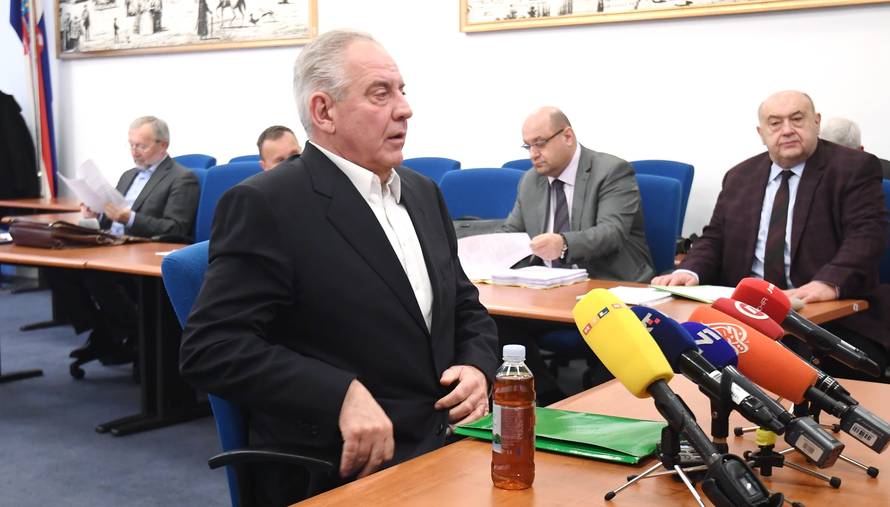 Ivo Sanader okrivio HDZ pa se ispričao da ga previše bole leđa