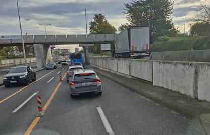 VIDEO Još jedan kamion u nizu zapeo na Ljubljanskoj ispod nadvožnjaka: 'To je već peti...'
