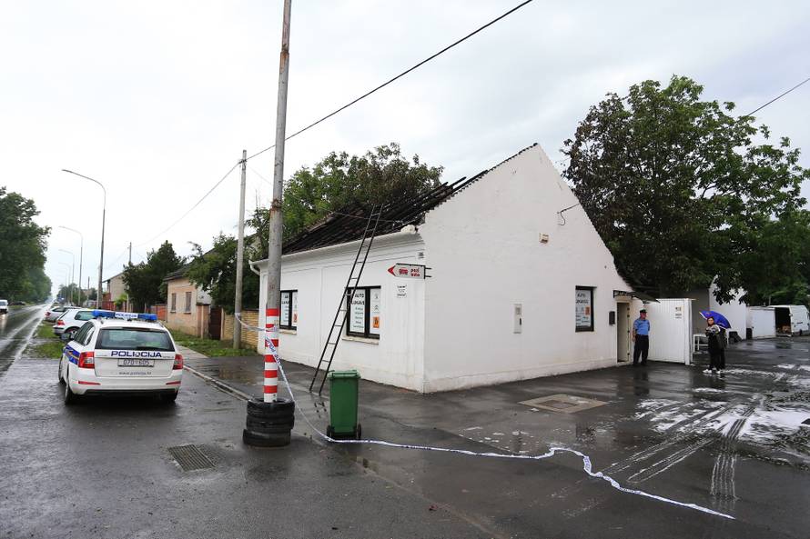 Kvar na instalacijama? Izgorio krov na trgovini autodijelova