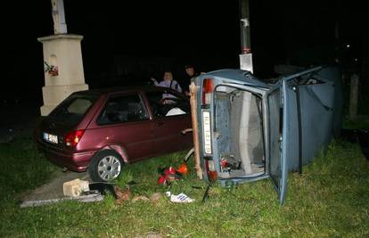 Nije stao za znak stop pa se zaletio u auto i poginuo