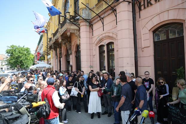 Osijek: Prosvjed djelatnika Hrvatskog Narodnog kazališta zbog ukidanja određenih radnih mjesta