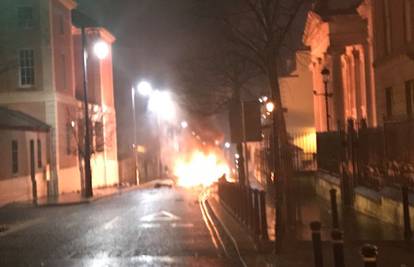 U Derryju eksplodirala auto-bomba: 'Ne približavajte se!'