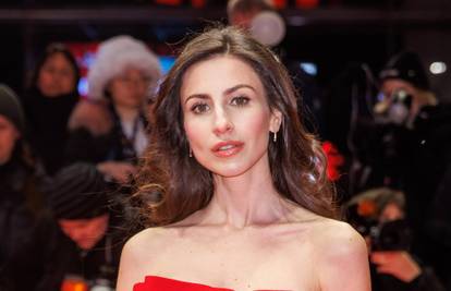 Helena Livaković zablistala u crvenoj haljini na premijeri filma o Bobu Dylanu u Berlinu