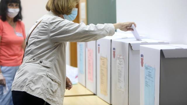 Karlovac: Građani izašli na birališta