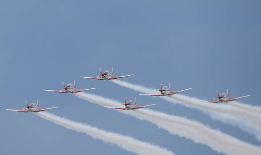 FOTO Spektakl na zemlji, ali i na nebu: Ovo su kadrovi Rafalea i vojnih aviona na mimohodu
