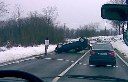 U oštrom zavoju vozačica se autom okrenula na krov