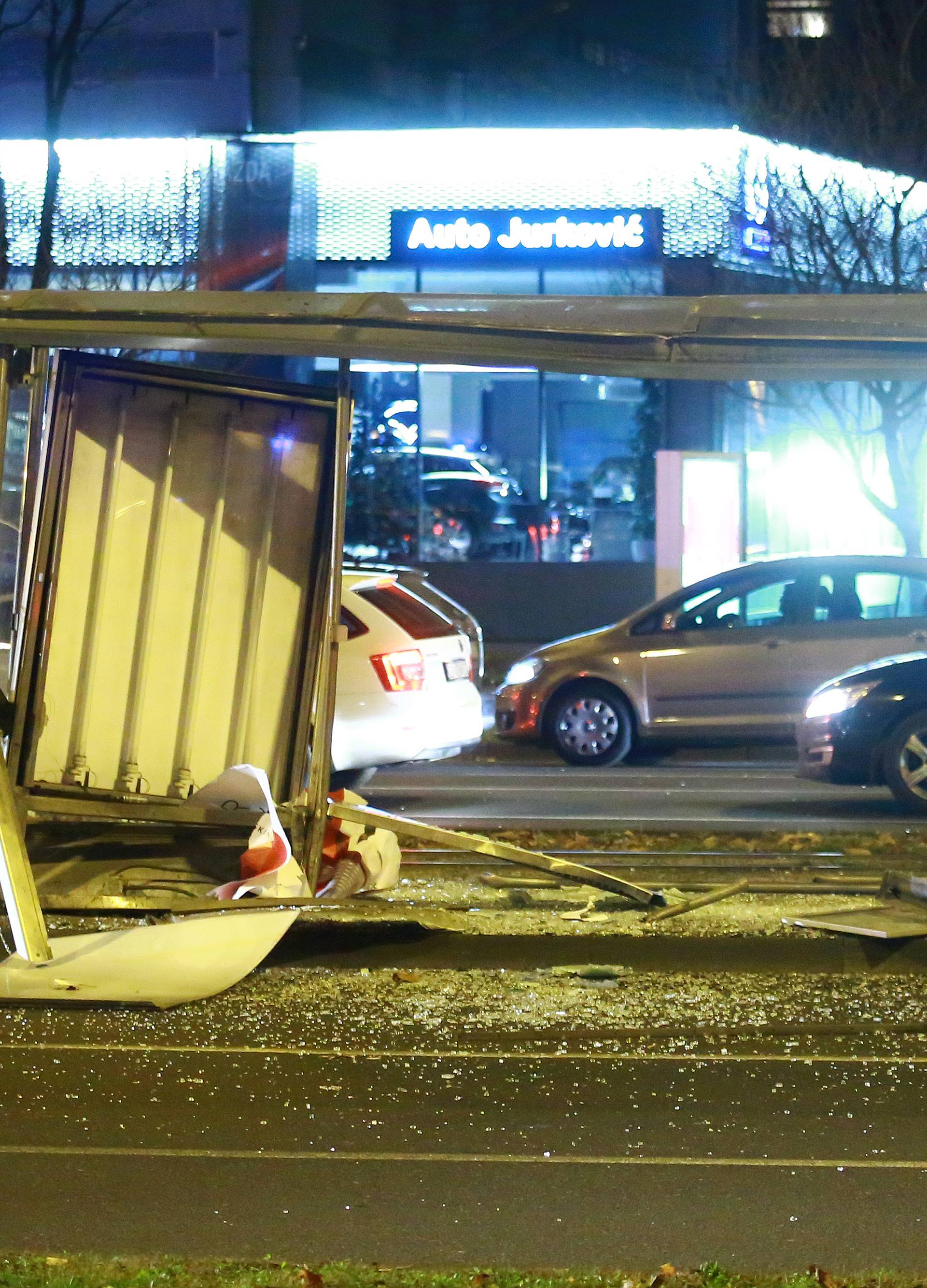 Zagreb: Automobilom se zaletio u tramvajsku stanicu na Vukovarskoj, nema ozlijeÄenih