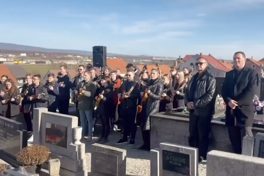 VIDEO Više od 20 tamburaša posljednji je put zasviralo za Ćiru Gašparca na groblju...