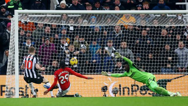 Premier League - Newcastle United v Manchester United, Gordon zabio