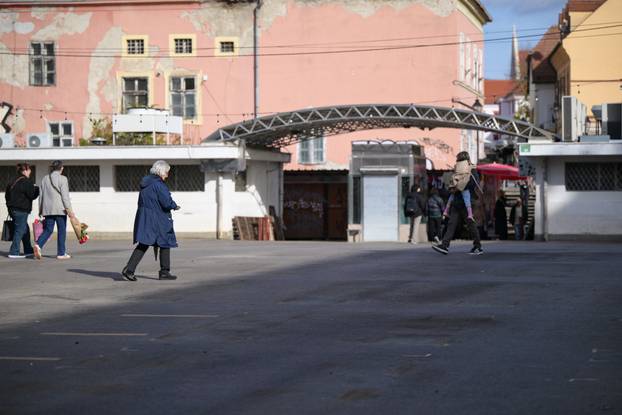 Zagreb: Zboj najavljene renovacije uklonjeni su štandovi s platoa tržnice Dolac