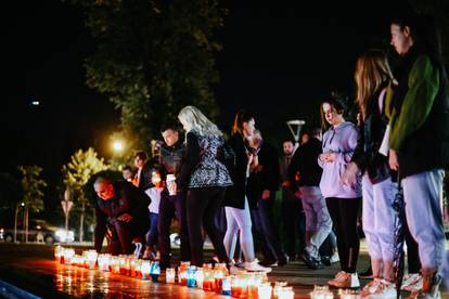 Tuga na ulicama Mostara: Građani se uz paljenje svijeća opraštaju od obitelji Krstić