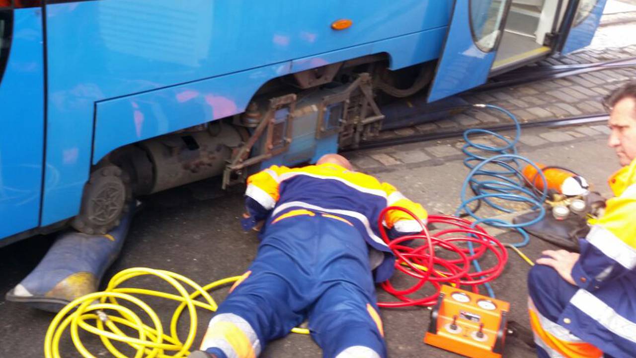 Čuo se lom: Tramvaj je iskočio iz tračnica na Savskom mostu