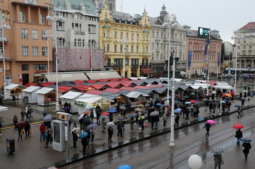 Zagreb: Na Trgu bana Jelačića postavljene drvene kućice