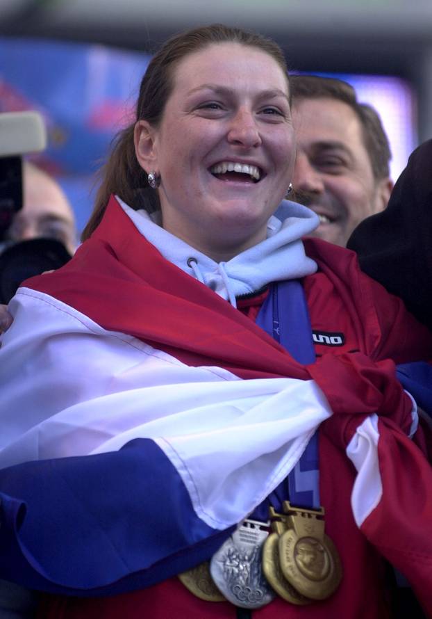 Zagreb: 25.02.2002., sve?ani do?ek Janice na trgu nakon OI u Salt Lake Cityu