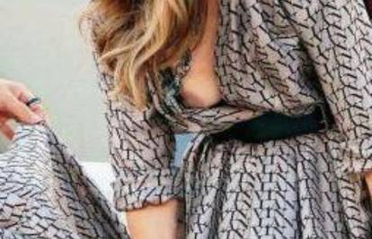 Kriv je dekolte: Jennifer Lopez ispale grudi tijekom intervjua