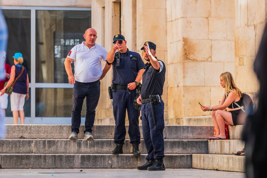 Split: Molitva krunice na Splitskom Peristilu