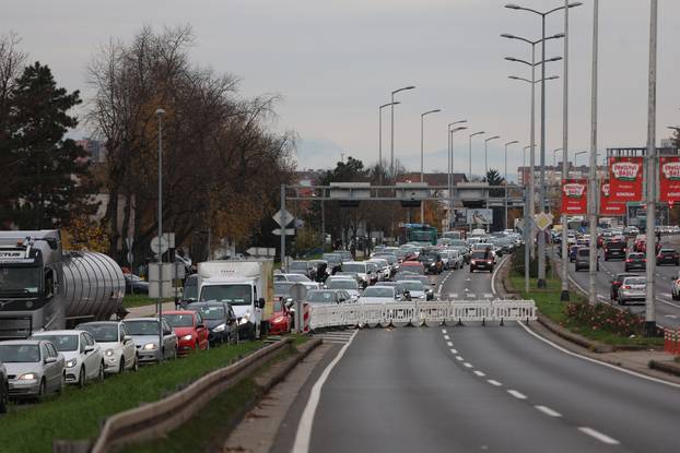 Zagreb: Velike gužve zbog zatvaranja prometnica u blizini zgrade Vjesnika