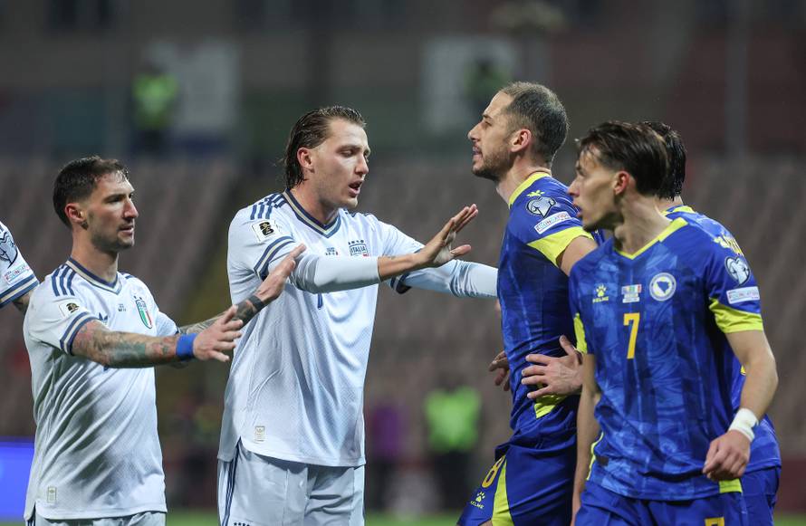 Zenica: Naguravanje igrača na terenu nakon što je Bastoni dobio crveni karton tijekom utakmice BiH - Italija