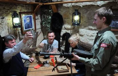 Lviv: Goste u restoranu poslužuju naoružani vojnici 