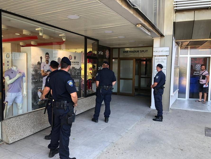 Jutro nakon poraza policija je čuvala igrače na treningu...