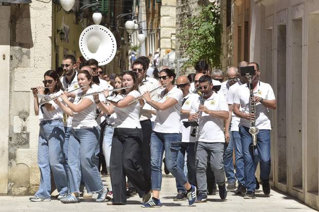 Šibenik: Povodom Dana Državnosti Šibenska narodna glazba svirala gradskim ulicama