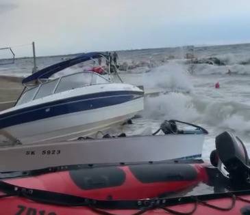 VIDEO Nevrijeme duž obale: Vjetar bacao brodice na Viru, u Rijeci i Puli padala jaka kiša