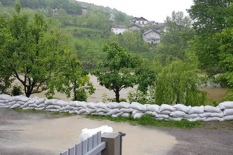 Ne prestaje padati kiša: Rijeka Una se izlila na više lokacija...