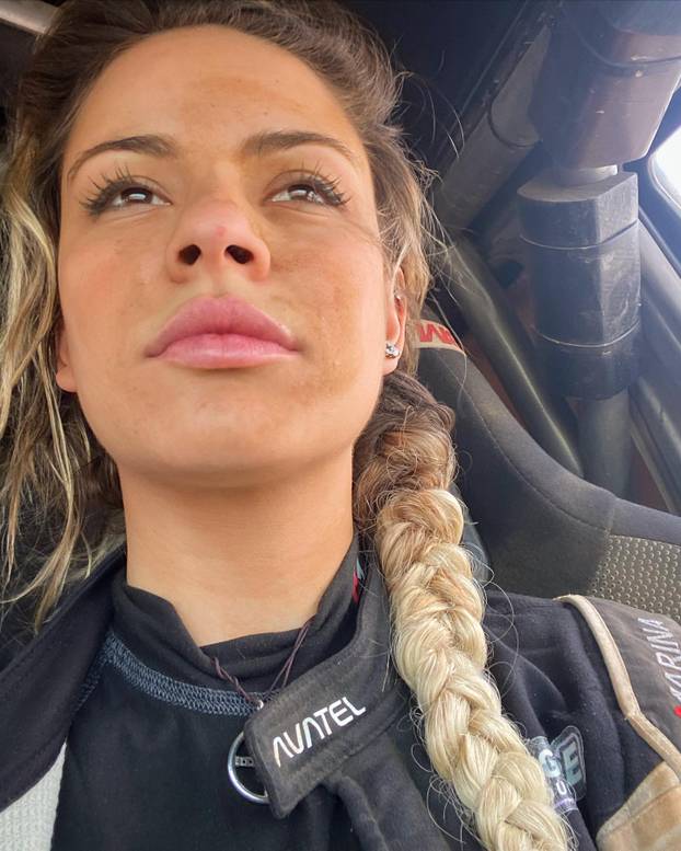 FOTO Paklena je za volanom, a tek kad skine gaćice i grudnjak