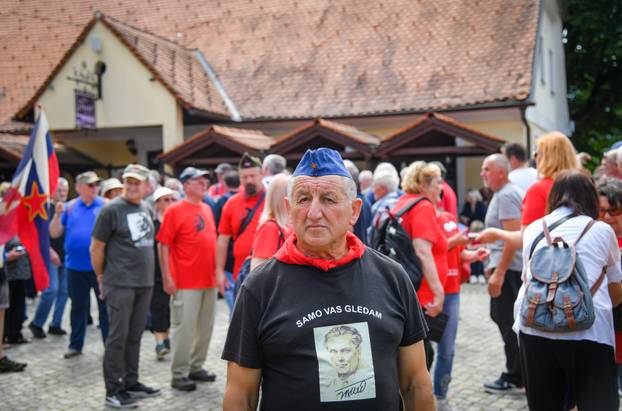 Kumrovec: Ljubitelji Josipa Broza Tita okupili su se ispred njegove rodne ku?e kako bi proslavili 130. ro?endan