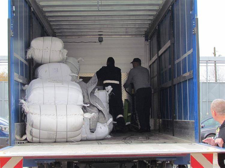 Hrvatski kamioni nose šatore i pokrivače za pomoć Albaniji