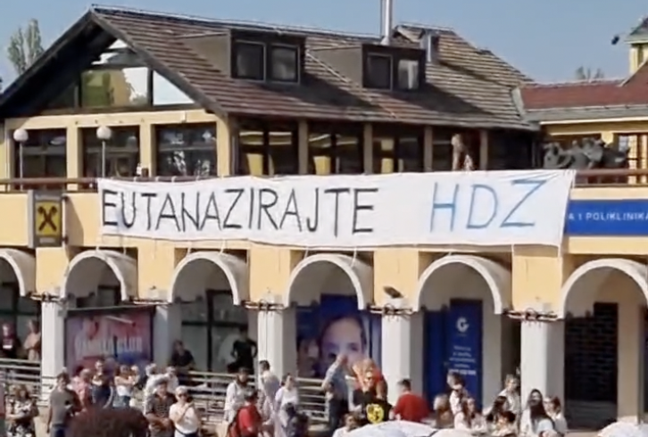 VIDEO Izvjesili su transparent 'Eutanizirajte HDZ', policija ga maknula: 'Skočili su u sekundi'