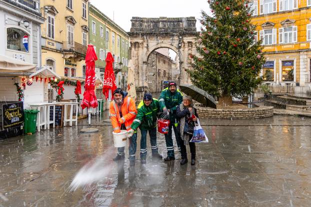 U Puli od ranog jutra pada gusti snijeg