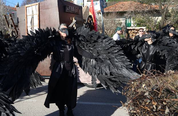 Jezera: Maškarana povorka prodefilirala je Jezerima