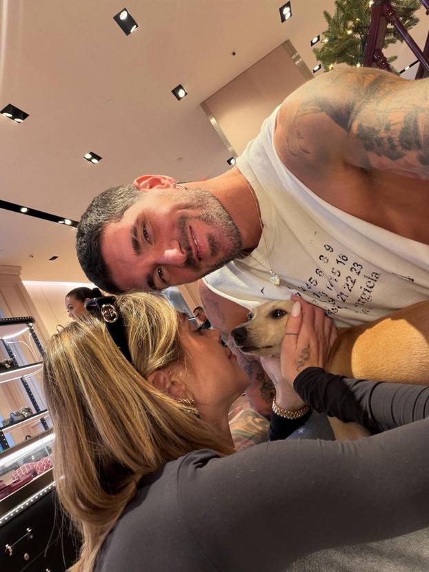 Svjetski prvak ljubi atraktivnu pjevačicu. Uskoro će se vjenčati