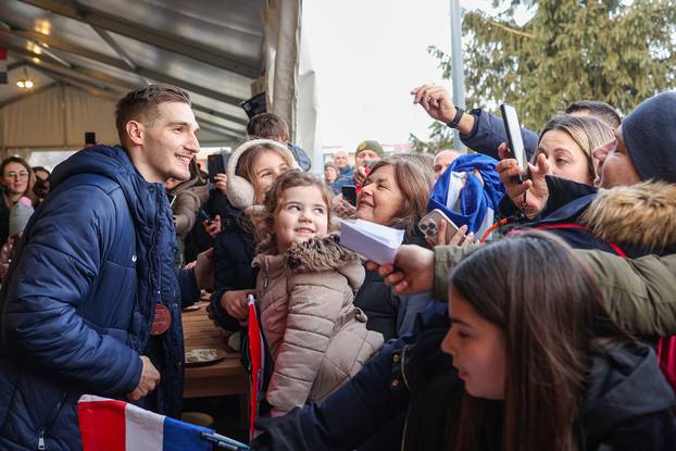 Do?ek bron?anih rukometaša Raužana i Kuzmanovi?a u Brckovljanima