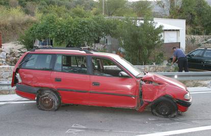 Vozila još osmero ljudi i udarila ogradu, dvoje mladih kritično