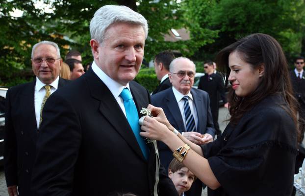 ARHIVA - 20.4.2009. Vjen?anje Ivana Valenti?a kojemu je nazo?ila brojna "zlatna mladež"