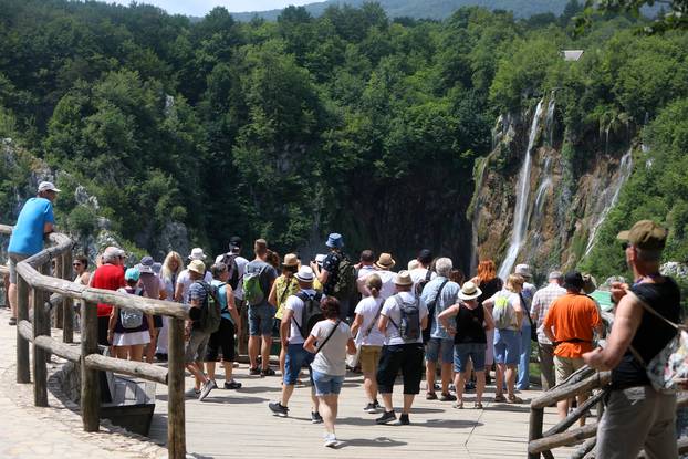  NP Plitvička jezera svakim danom bilježi sve veći broj turista
