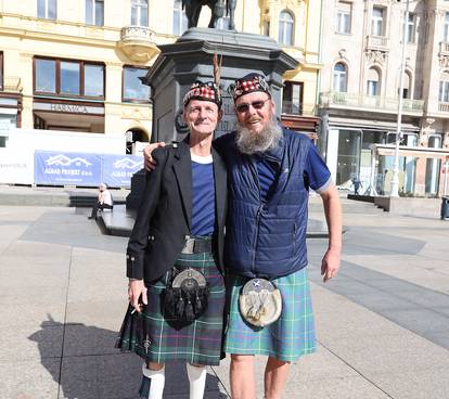 FOTO Škoti okupirali Zagreb dva dana prije utakmice: Nasred Trga izvješena njihova zastava