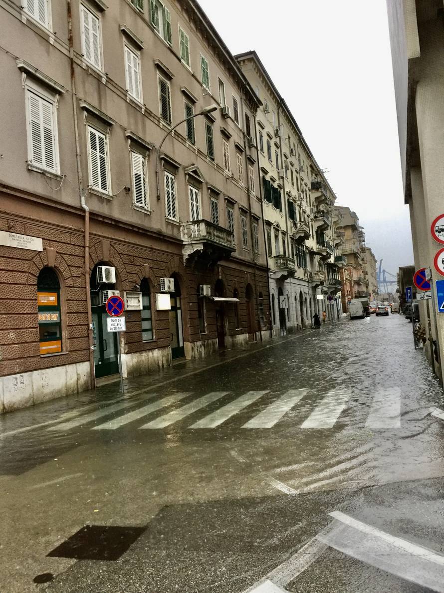 Rijeka u poplavi, ljudi do posla putuju daskom za surfanje