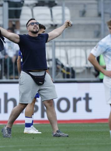 Navija&ccaron; Dinama utr&ccaron;ao je na teren tijekom finala Hrvatskog nogometnog kupa