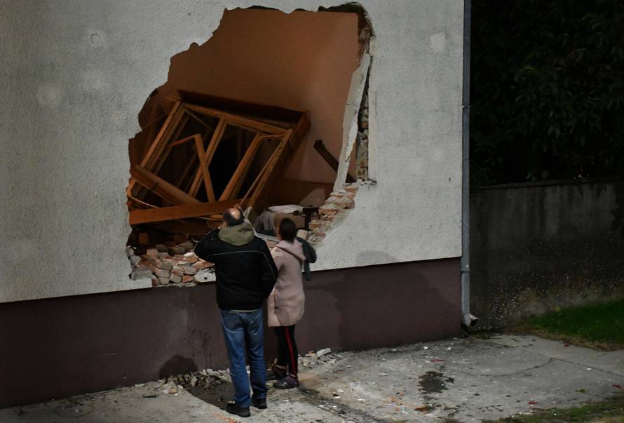 Nova Gradiška: Zabio se automobilom u kuću i poginuo