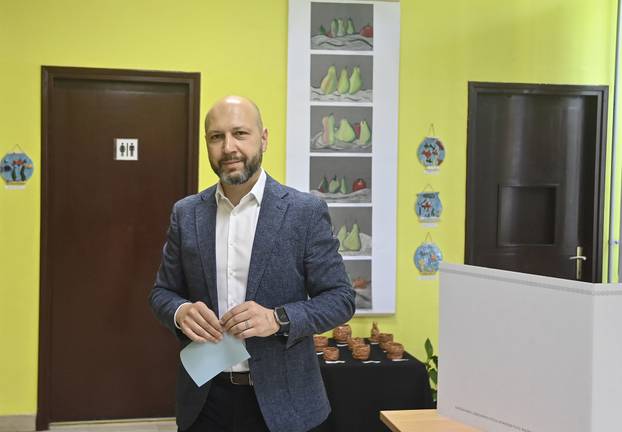 Jastrebarsko: Kandidat za župana Mihael Zmajlović glasovao u drugom krugu lokalnih izbora