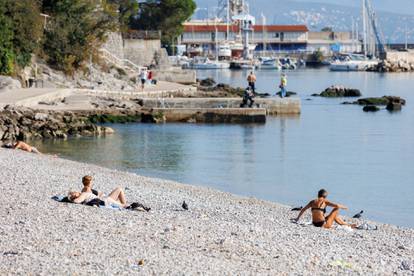 Fotogalerija s hrvatskih plaža: Diljem obale i dalje se kupaju