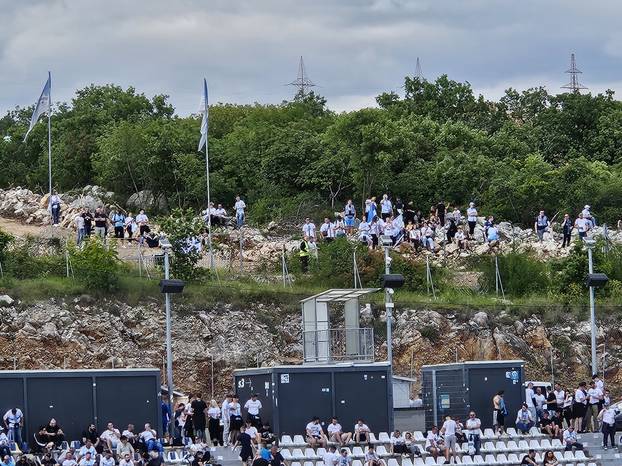 FOTO Armada pripremila 'kolo sreće', supruge igrača pozirale, navijači bez ulaznice na brdu!