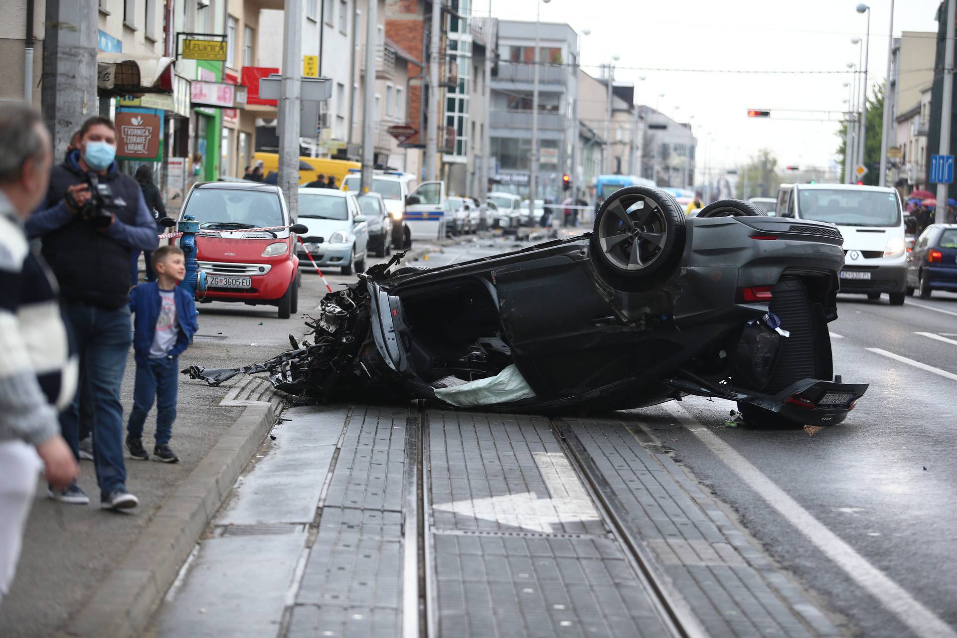 Zagreb: Automobilom u Dubravi udario u parkirane automobile i završio na krovu
