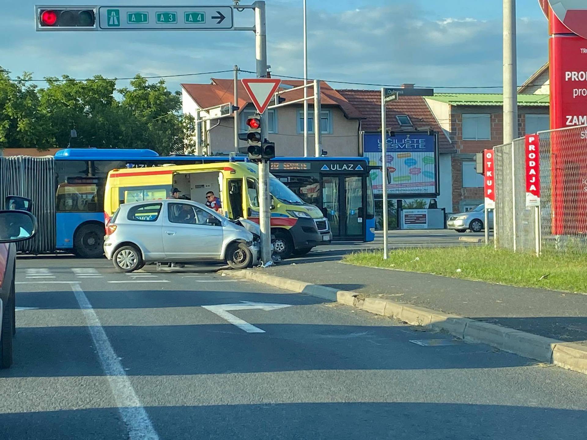 Sudar automobila u Sesvetama: Zbog udarca se zabio u rasvjetu